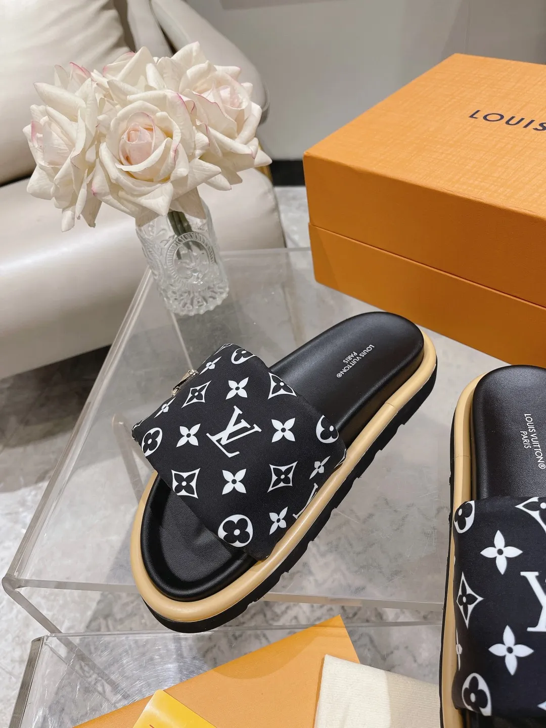 👟👟Ex-factory price 360👟👟 Lvjia brand | ²⁰²5 𝐬𝐬 💛2025 spring and summer latest popular Velcro series...Couple style thick-soled slippers, new rare products at the purchasing level💫 🍒This style is the favorite of celebrities🌟big internet celebrities. A simple and elegant sandal. A good style that you can't take your eyes off at a glance! The thick sole has the effect of increasing the height of the feet. It has the function of elongating the legs immediately. It is exquisite and low-key luxury✔️ No matter it is paired with skirts or trousers, it is super aura🛍 ━━━━━ ЅᏇєєt ━━━━━ ▪️Upper: LV old floral fabric ▪️Outsole: original molded outsole ▪️Shoe size: 35-45